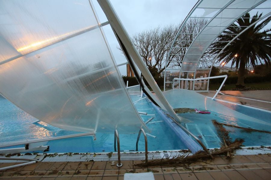 Las rachas de viento han levantado la cubierta de la piscina del Real Club de Tenis de San Sebastián. El suceso ha ocurrido a las 4.30 horas