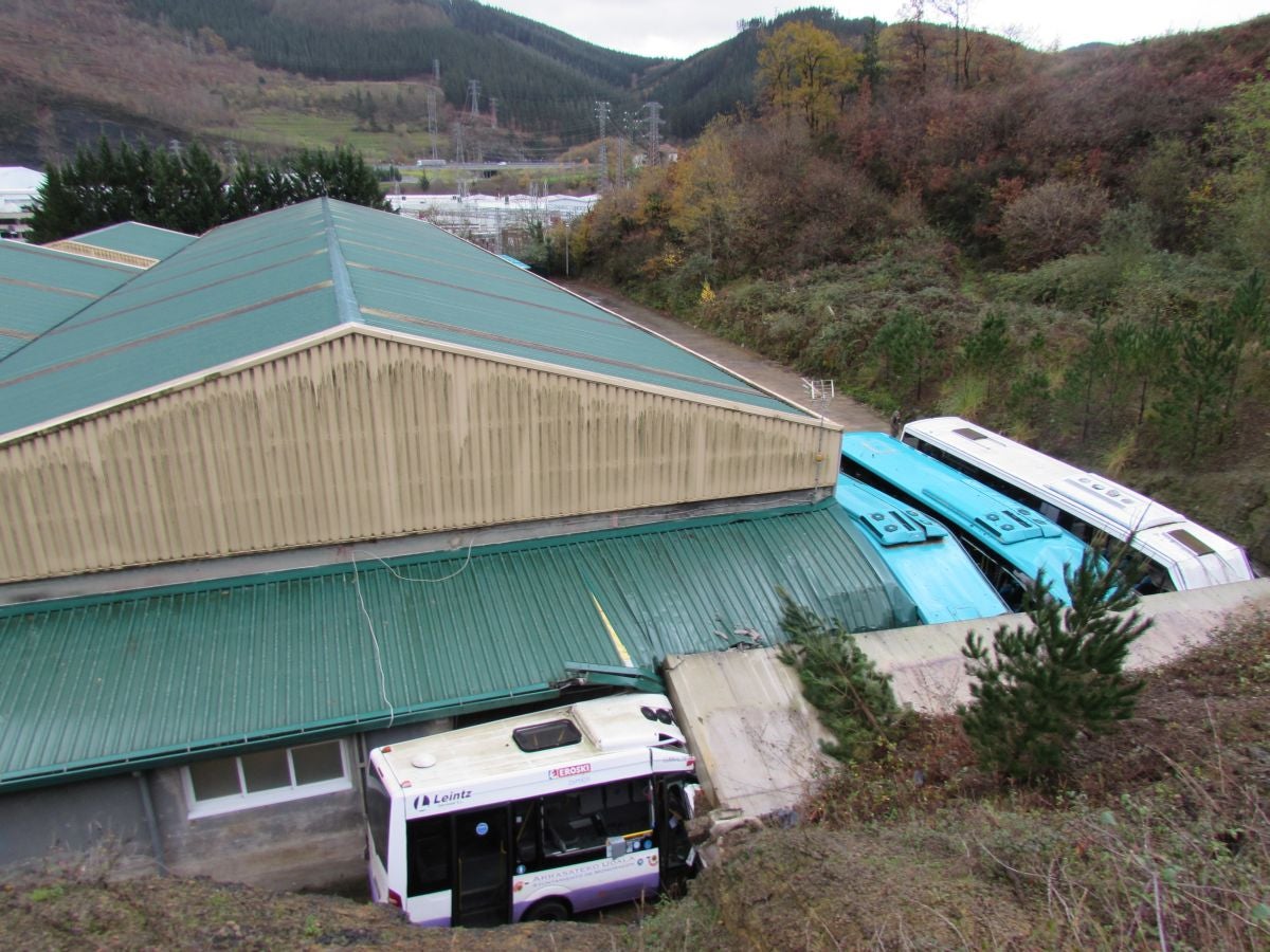 Las rachas de viento alcanzan los 135 km/ h y provocan numerosas incidencias