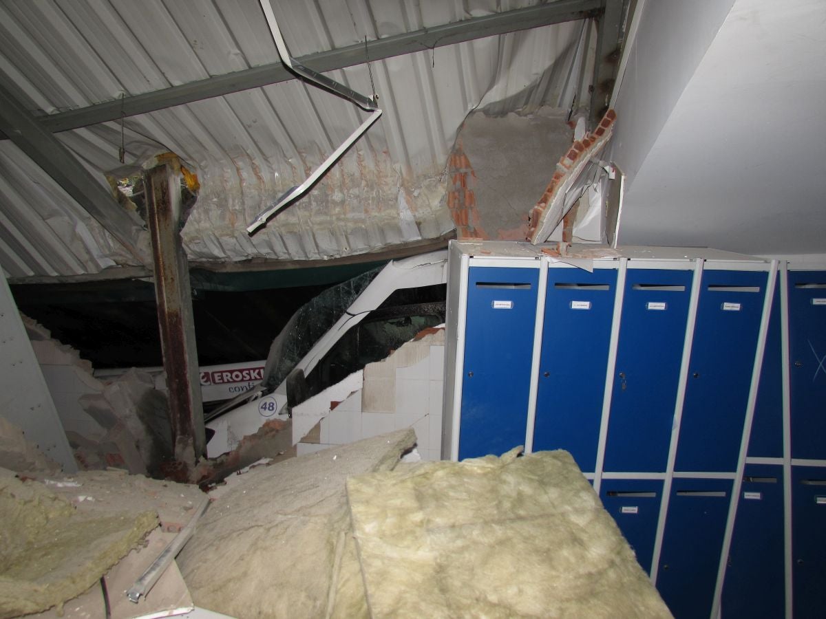 Las rachas de viento alcanzan los 135 km/ h y provocan numerosas incidencias