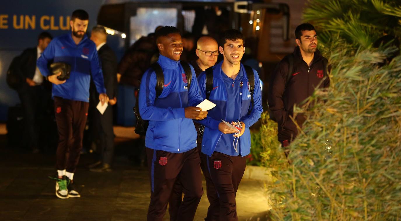 El Barcelona viajó este viernes en chárter a Hondarribia, aunque aterrizó casi una hora más tarde por los problemas derivados del temporal, tras dar varias vueltas al aeródromo. Pasadas las nueve de la noche, los Messi, Súarez, Griezmann y compañía llegaron al hotel María Cristina para descansar.