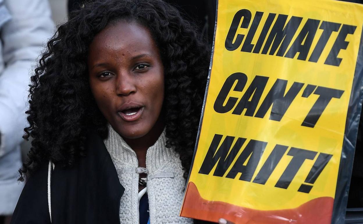 Manifestante reclama más acción climática en las puertas de la COP25