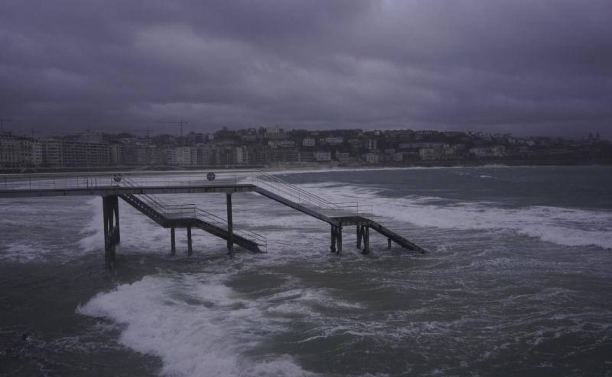 Donostia, pendiente de la pleamar de esta tarde. 