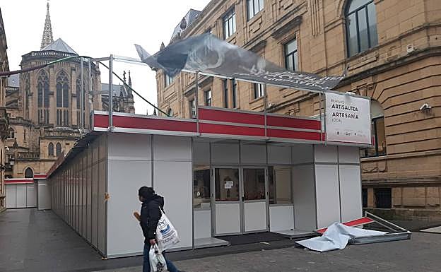Varias de las placas del tejado del mercado de Navidad, en el suelo. 