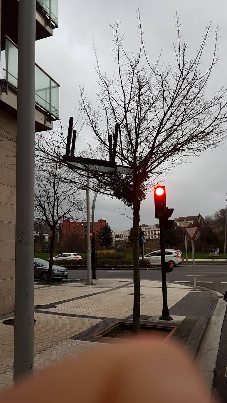 Las rachas de viento alcanzan los 135 km/ h y provocan numerosas incidencias