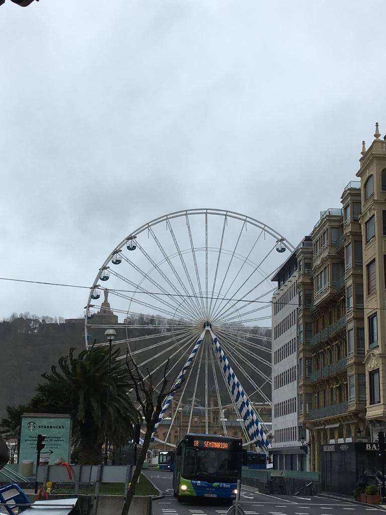 Las rachas de viento alcanzan los 135 km/ h y provocan numerosas incidencias