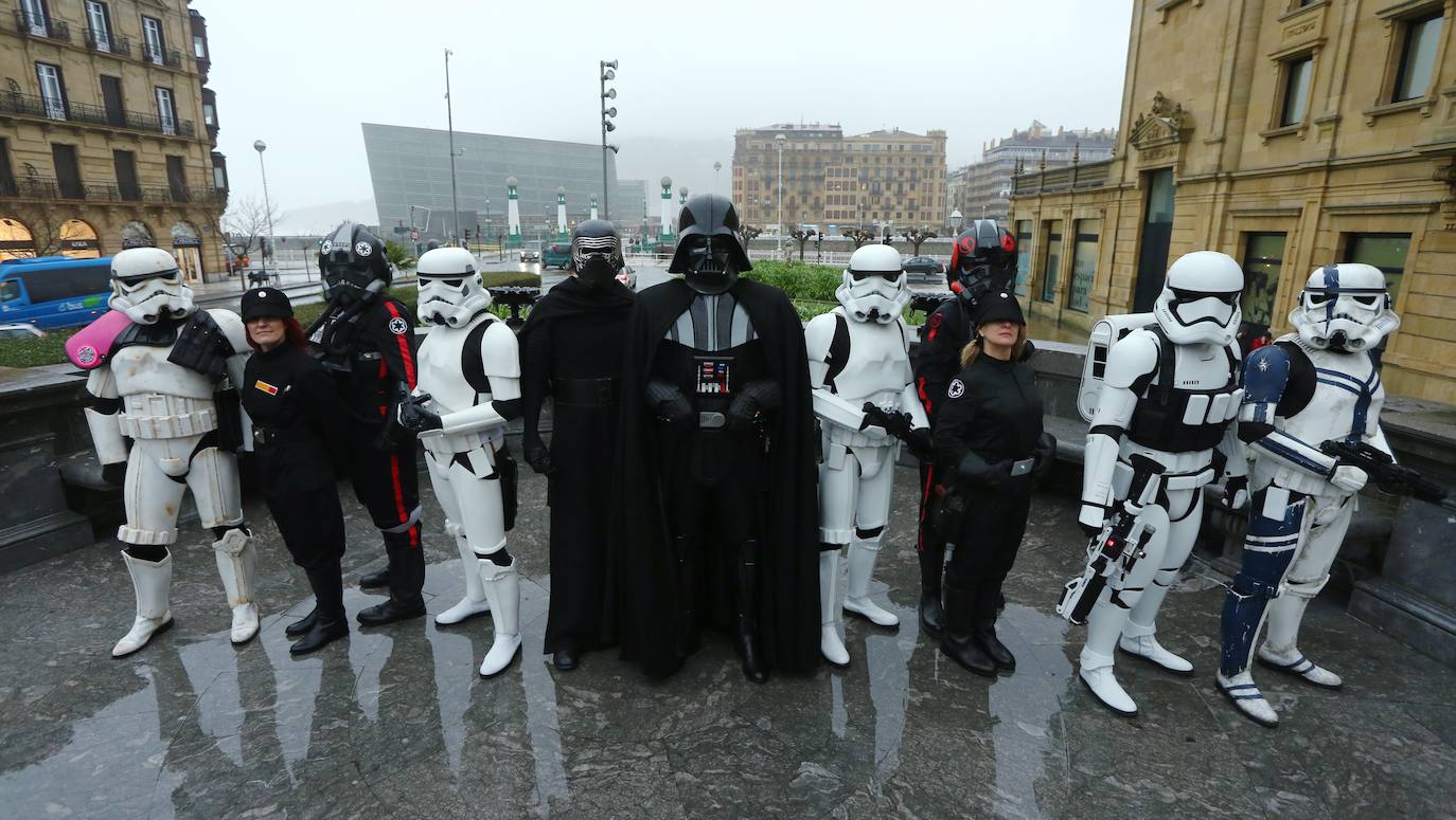 El miércoles el Victoria Eugenia acoge el preestreno de 'Star Wars, el ascenso de Skywalker', la nueva entrega de la serie, que también se anuncia como la última. La productora Disney lanza ese guiño al teatro y a la ciudad donde se estrenó el 17 de septiembre de 1977, dentro del Festival de Cine, 'La guerra de las galaxias', con presencia de sus protagonistas Harrison Ford y Carrie Fisher.