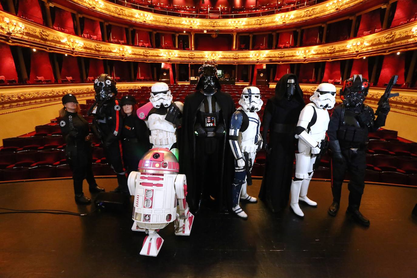 El miércoles el Victoria Eugenia acoge el preestreno de 'Star Wars, el ascenso de Skywalker', la nueva entrega de la serie, que también se anuncia como la última. La productora Disney lanza ese guiño al teatro y a la ciudad donde se estrenó el 17 de septiembre de 1977, dentro del Festival de Cine, 'La guerra de las galaxias', con presencia de sus protagonistas Harrison Ford y Carrie Fisher.