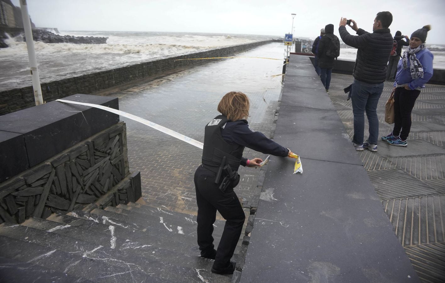 Las rachas de viento alcanzan los 135 km/ h y provocan numerosas incidencias