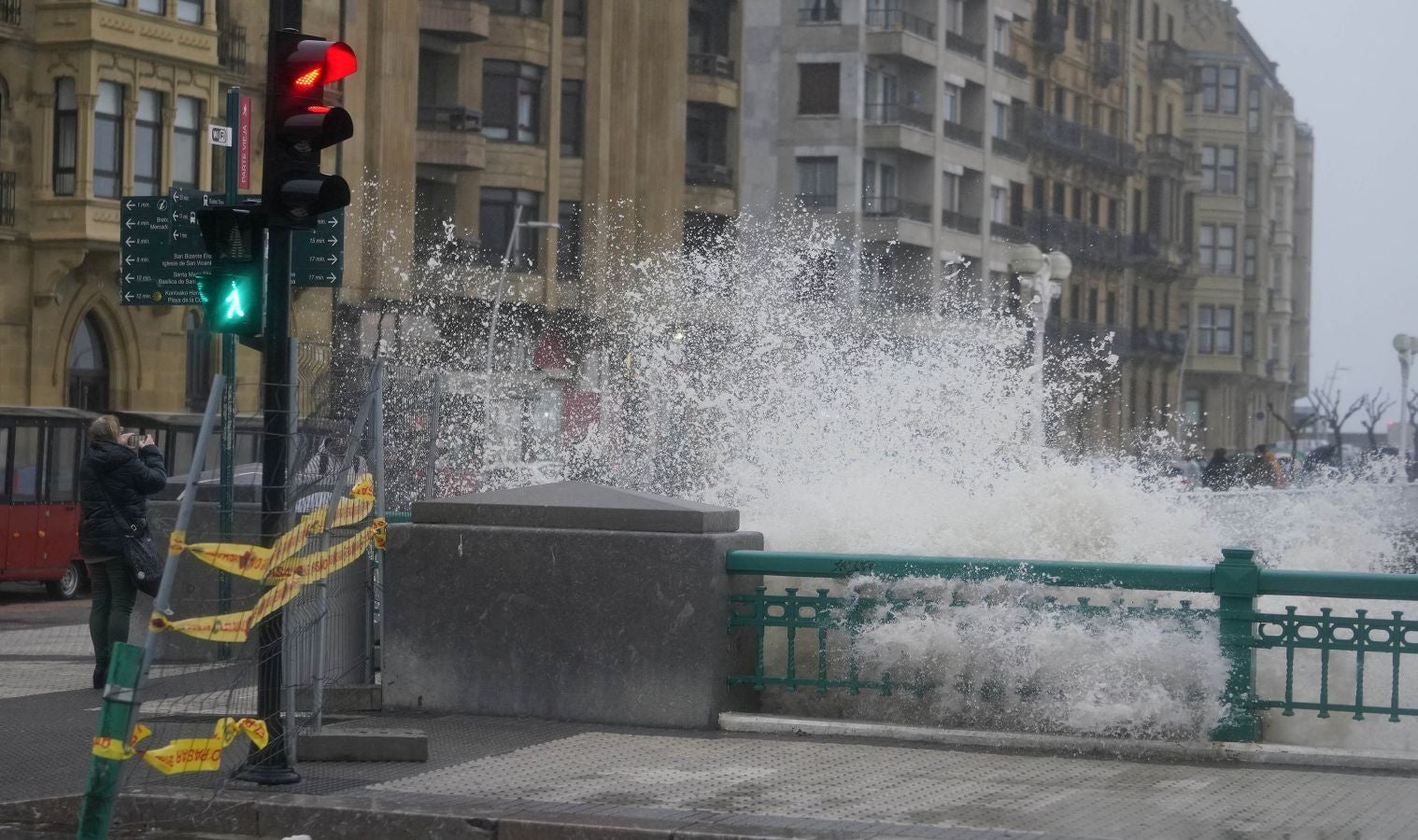 Las rachas de viento alcanzan los 135 km/ h y provocan numerosas incidencias