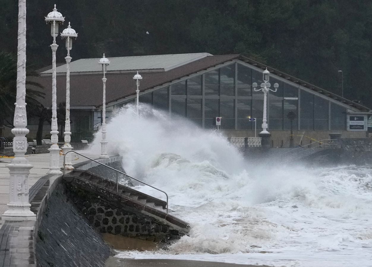 Las rachas de viento alcanzan los 135 km/ h y provocan numerosas incidencias