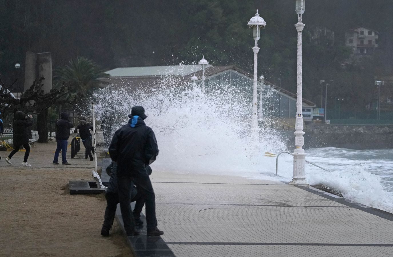 Las rachas de viento alcanzan los 135 km/ h y provocan numerosas incidencias