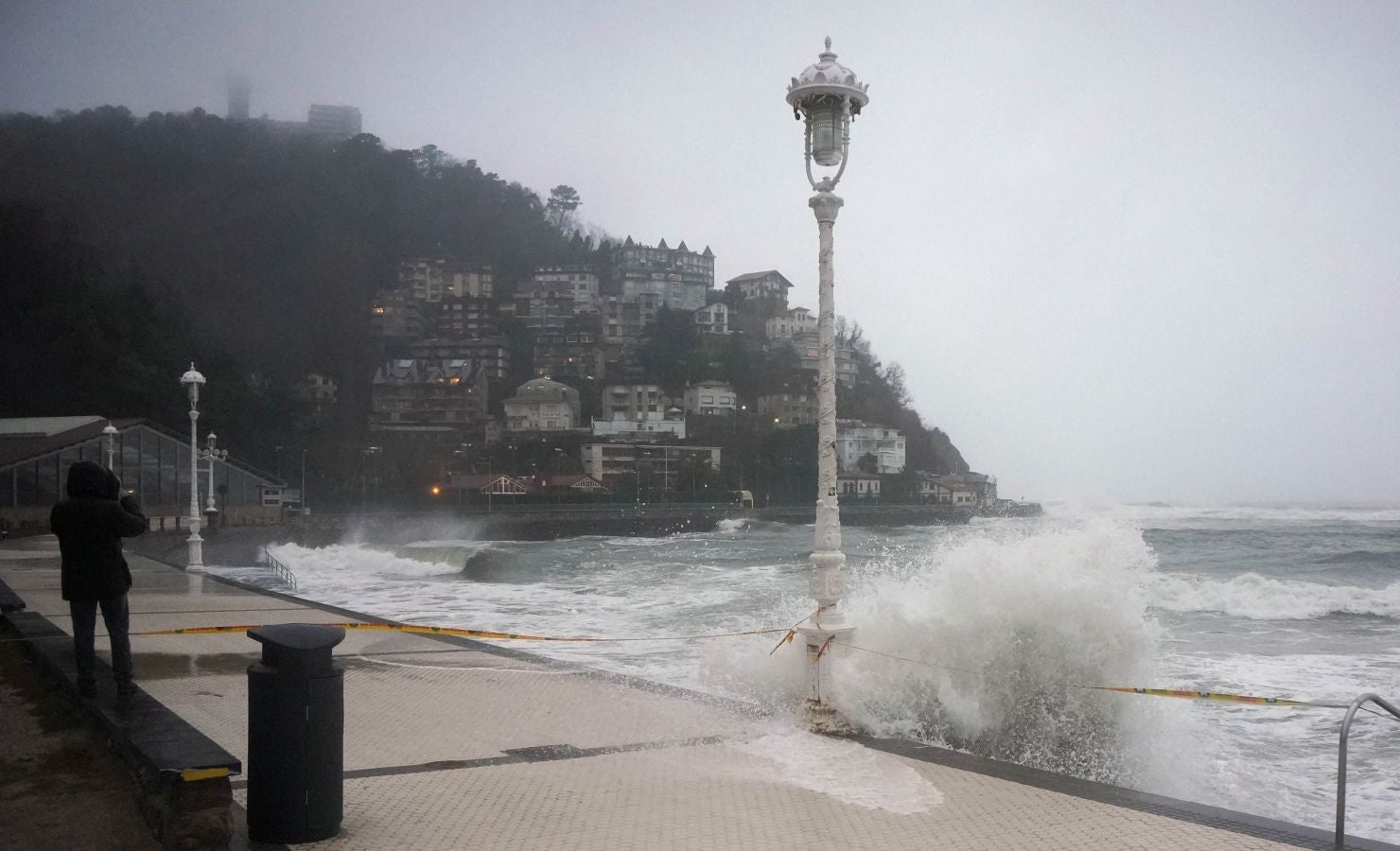 Las rachas de viento alcanzan los 135 km/ h y provocan numerosas incidencias