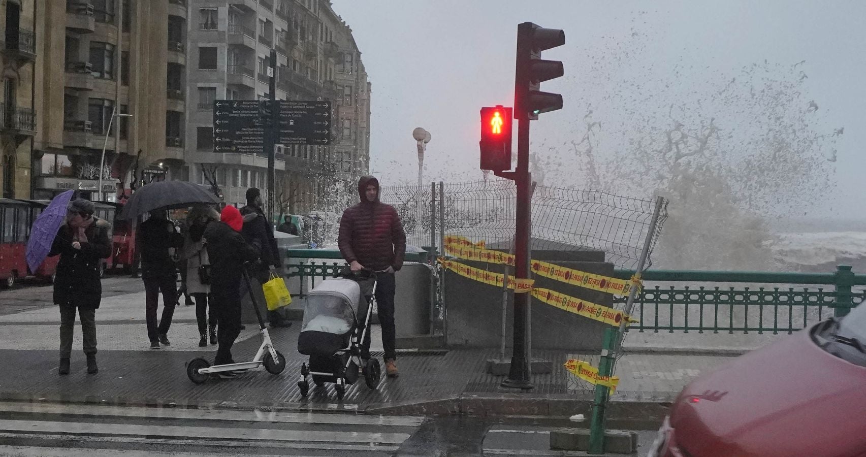 Las rachas de viento alcanzan los 135 km/ h y provocan numerosas incidencias