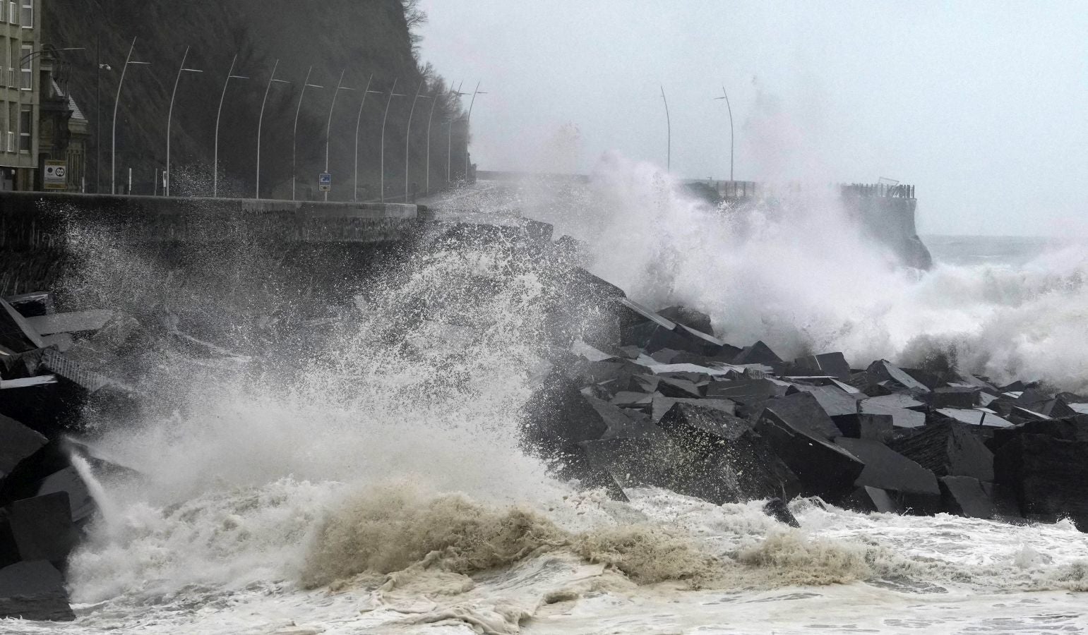Las rachas de viento alcanzan los 135 km/ h y provocan numerosas incidencias