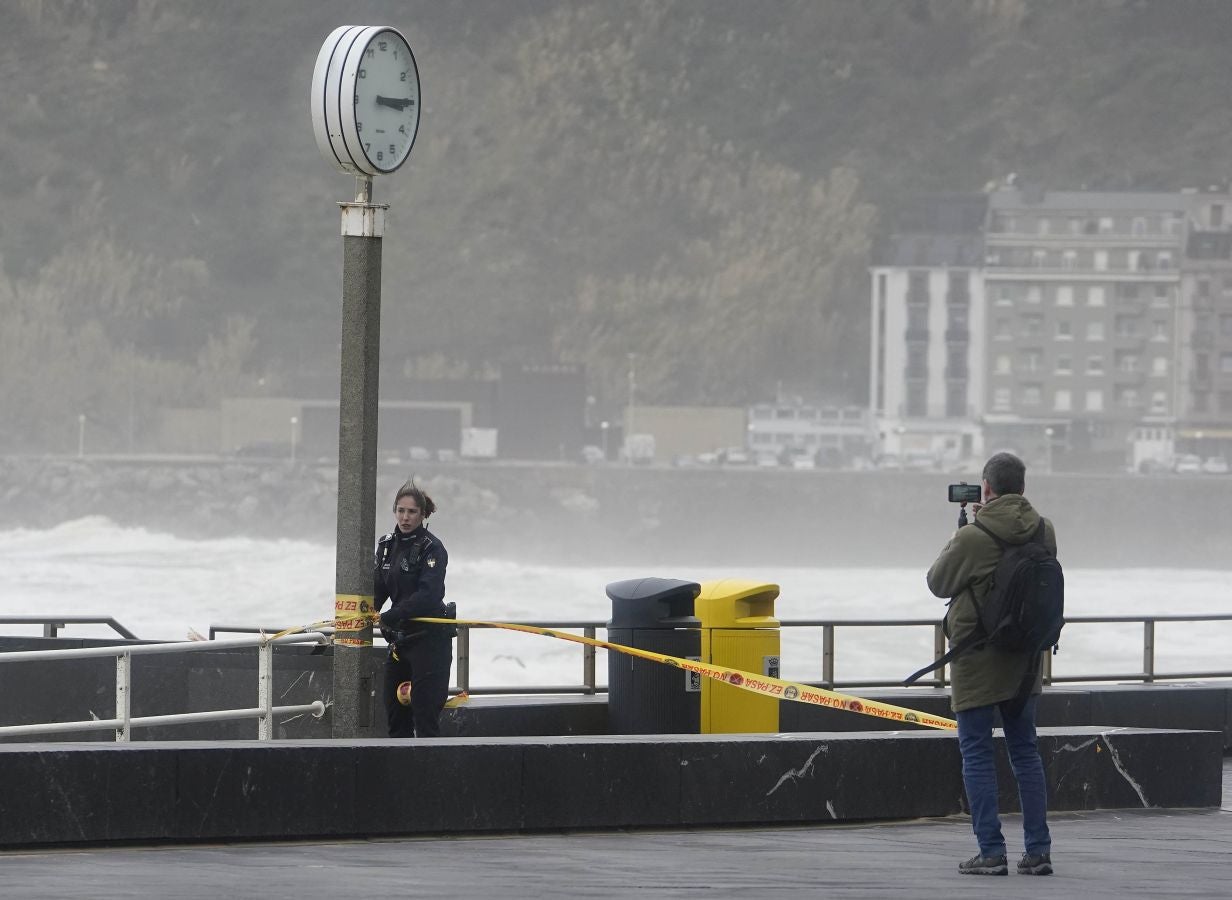 Las rachas de viento alcanzan los 135 km/ h y provocan numerosas incidencias