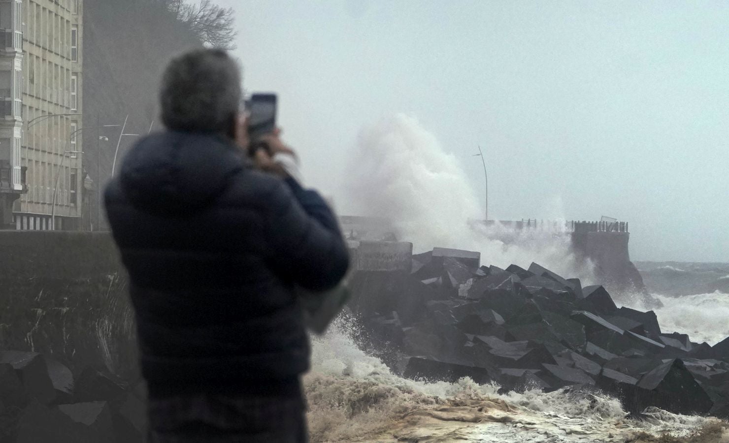 Las rachas de viento alcanzan los 135 km/ h y provocan numerosas incidencias