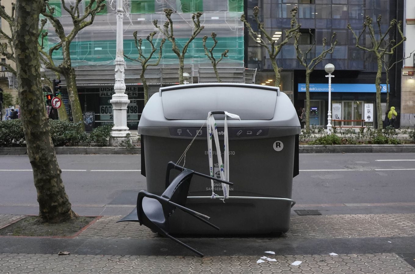 Las rachas de viento alcanzan los 135 km/ h y provocan numerosas incidencias