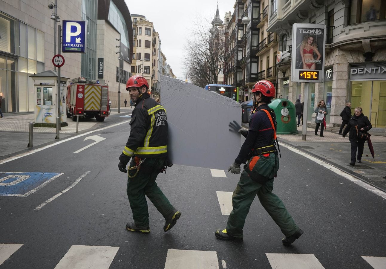 Las rachas de viento alcanzan los 135 km/ h y provocan numerosas incidencias