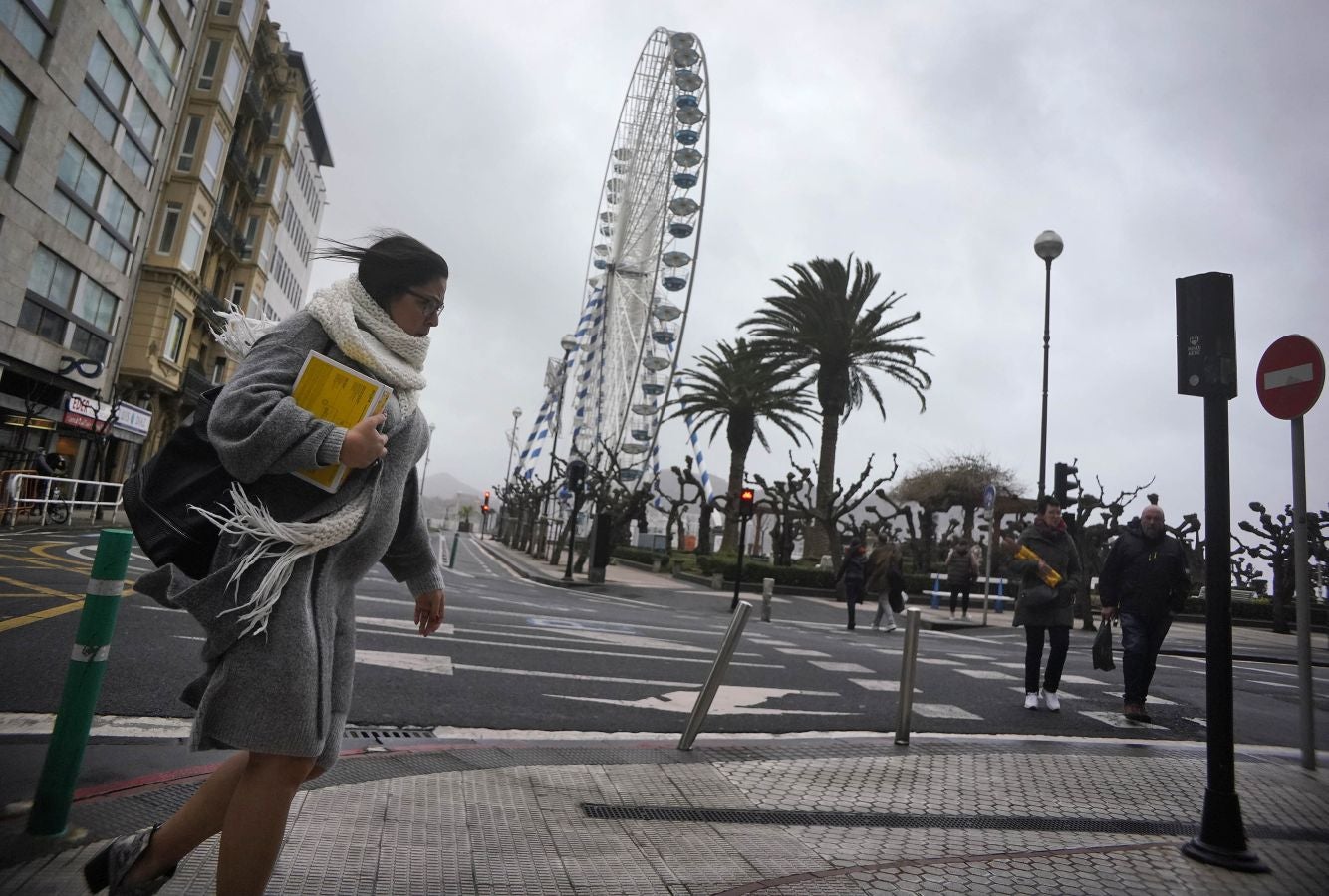Las rachas de viento alcanzan los 135 km/ h y provocan numerosas incidencias