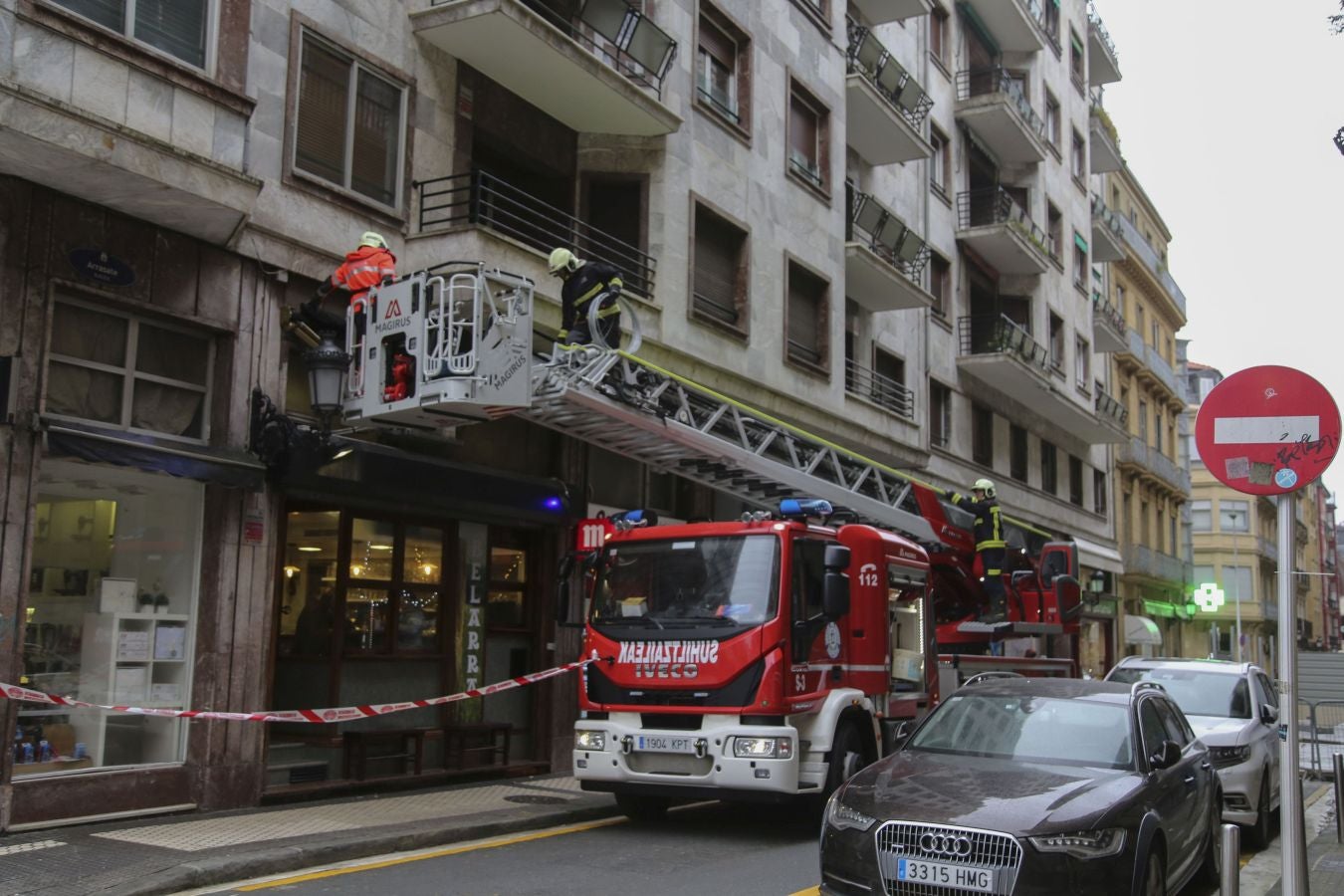 Las rachas de viento alcanzan los 135 km/ h y provocan numerosas incidencias