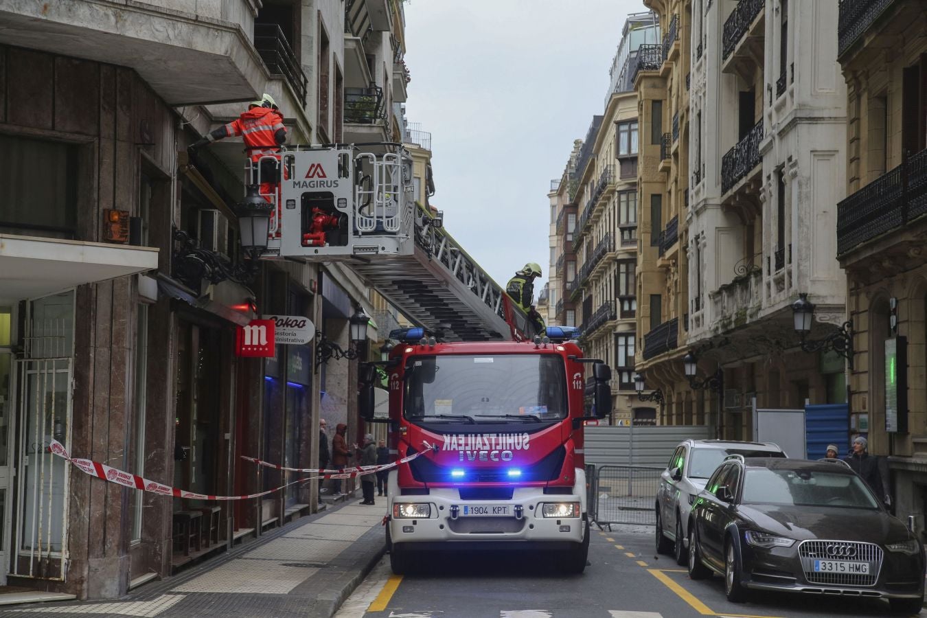 Las rachas de viento alcanzan los 135 km/ h y provocan numerosas incidencias