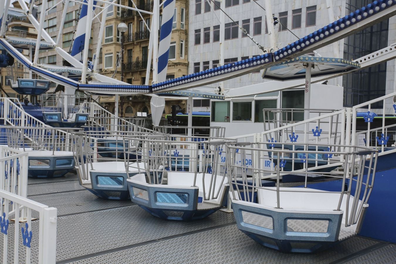 Las rachas de viento alcanzan los 135 km/ h y provocan numerosas incidencias