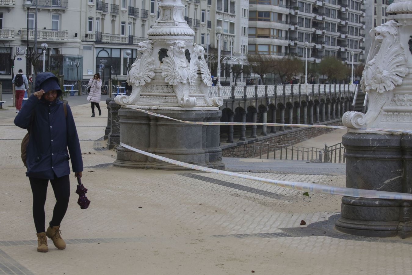 Las rachas de viento alcanzan los 135 km/ h y provocan numerosas incidencias