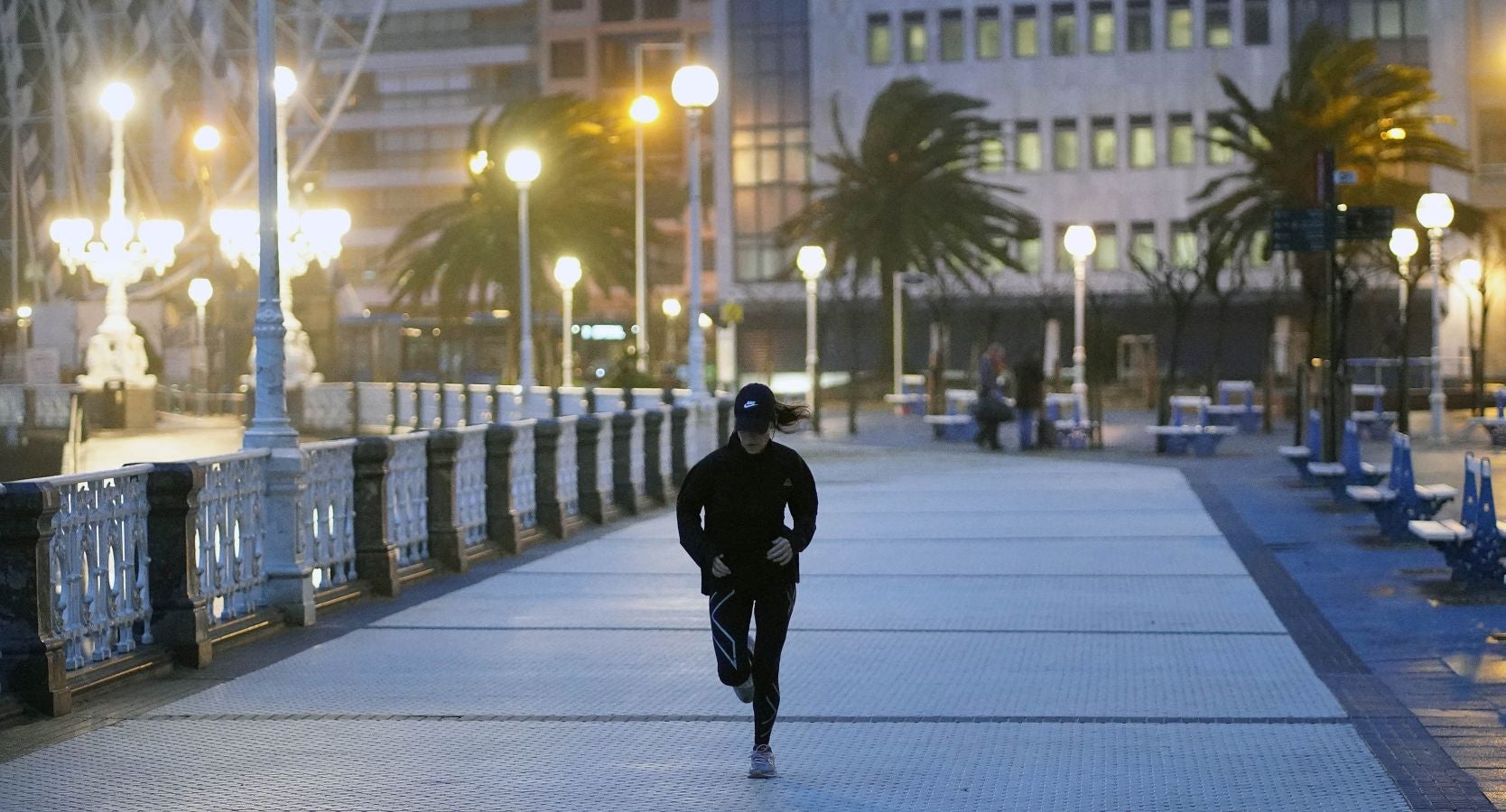 Las rachas de viento alcanzan los 135 km/ h y provocan numerosas incidencias