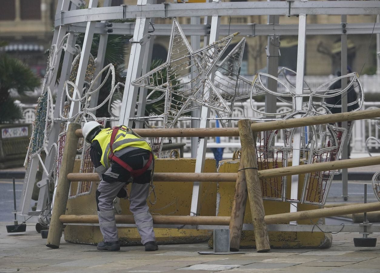 Las rachas de viento alcanzan los 135 km/ h y provocan numerosas incidencias