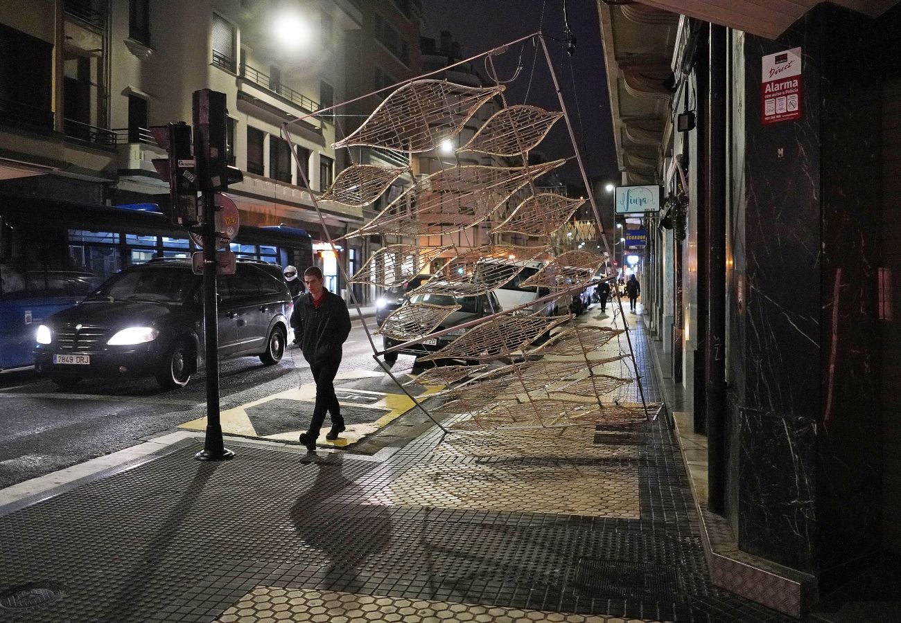 Las rachas de viento alcanzan los 135 km/ h y provocan numerosas incidencias