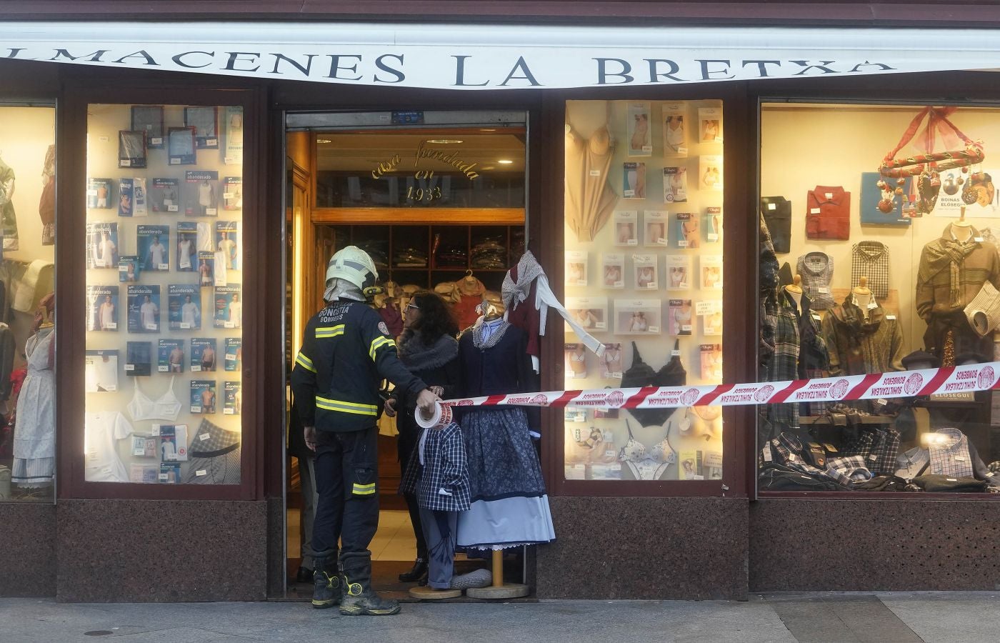 Las rachas de viento alcanzan los 135 km/ h y provocan numerosas incidencias