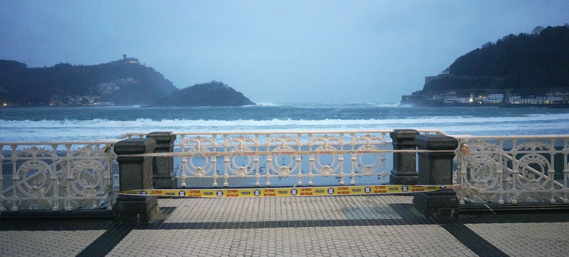 Las rachas de viento alcanzan los 135 km/ h y provocan numerosas incidencias