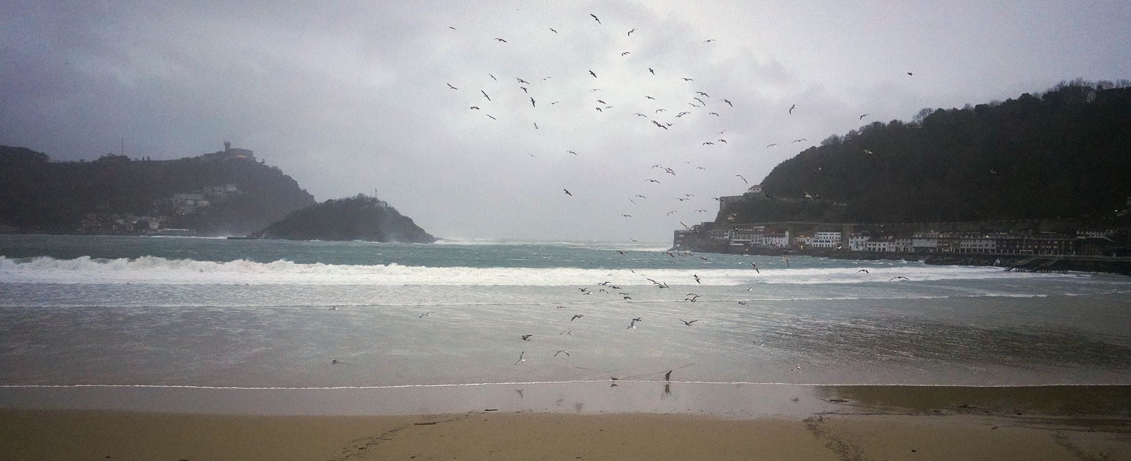 Las rachas de viento alcanzan los 135 km/ h y provocan numerosas incidencias