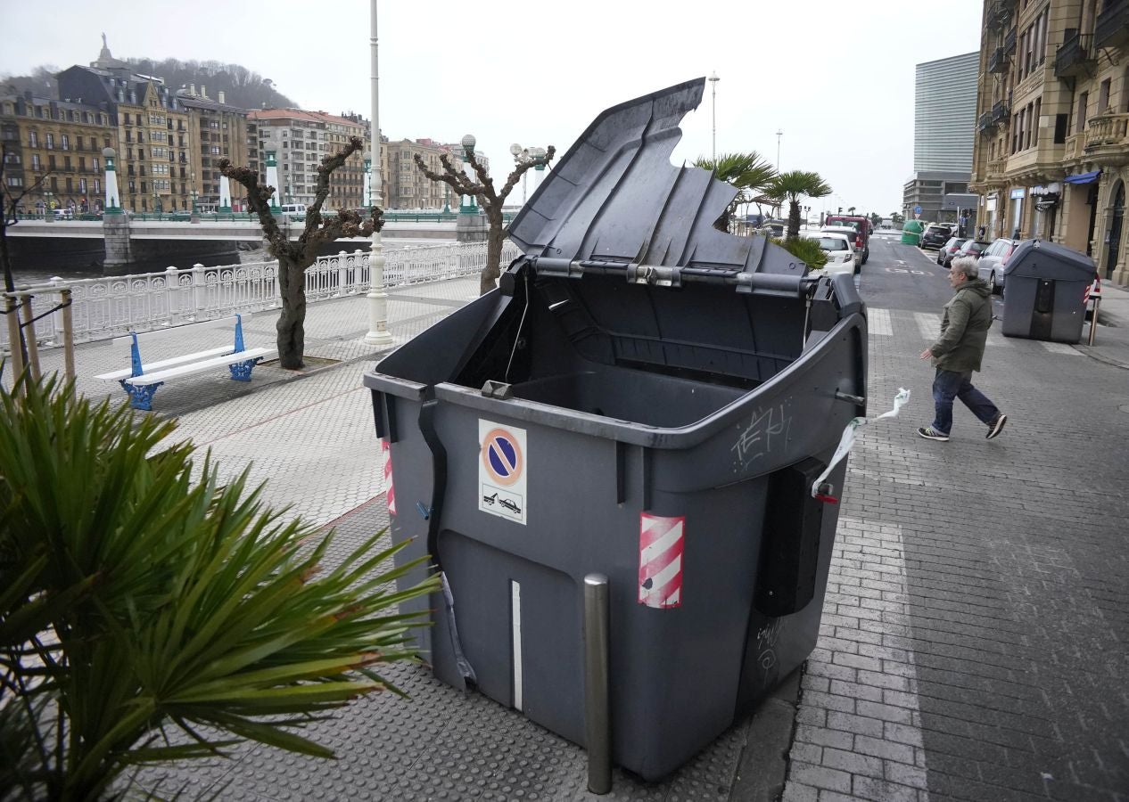Las rachas de viento alcanzan los 135 km/ h y provocan numerosas incidencias