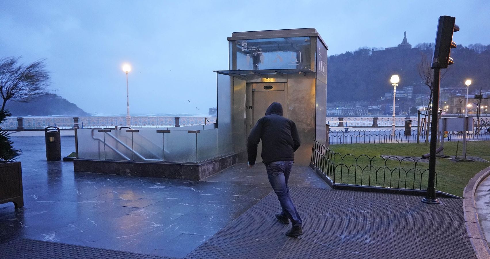 Las rachas de viento alcanzan los 135 km/ h y provocan numerosas incidencias