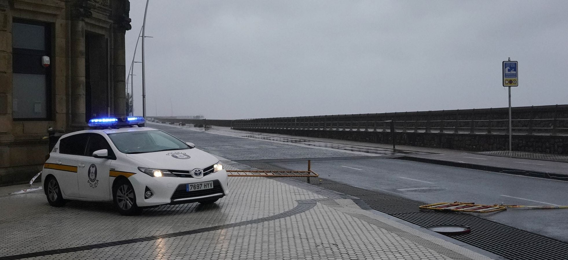 Las rachas de viento alcanzan los 135 km/ h y provocan numerosas incidencias