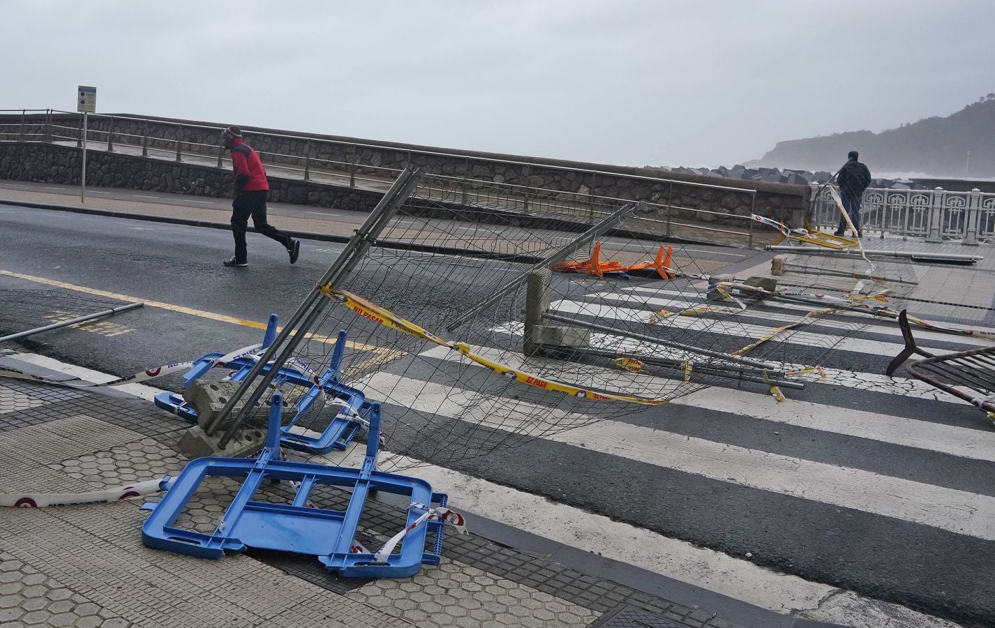 Las rachas de viento alcanzan los 135 km/ h y provocan numerosas incidencias