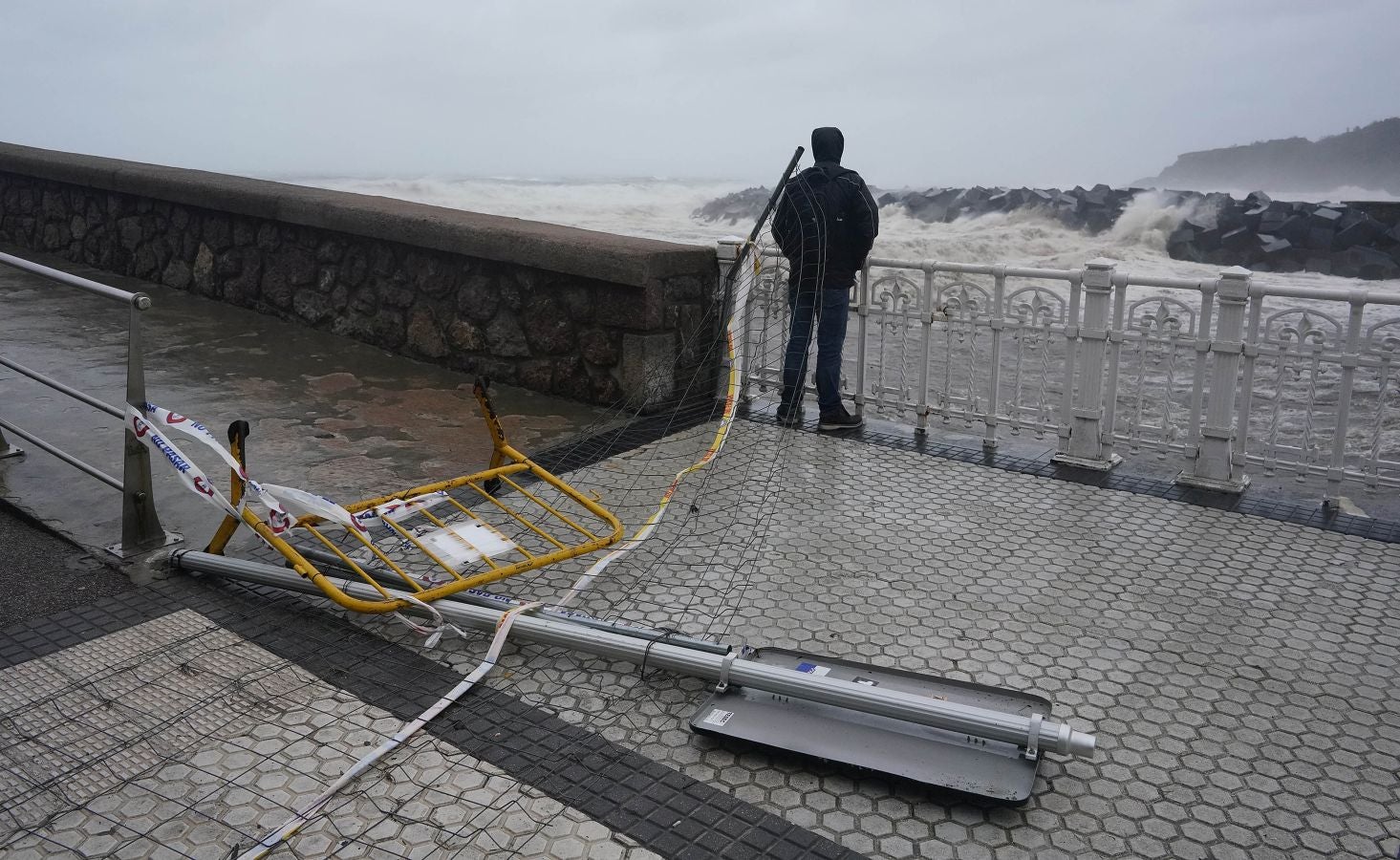 Las rachas de viento alcanzan los 135 km/ h y provocan numerosas incidencias