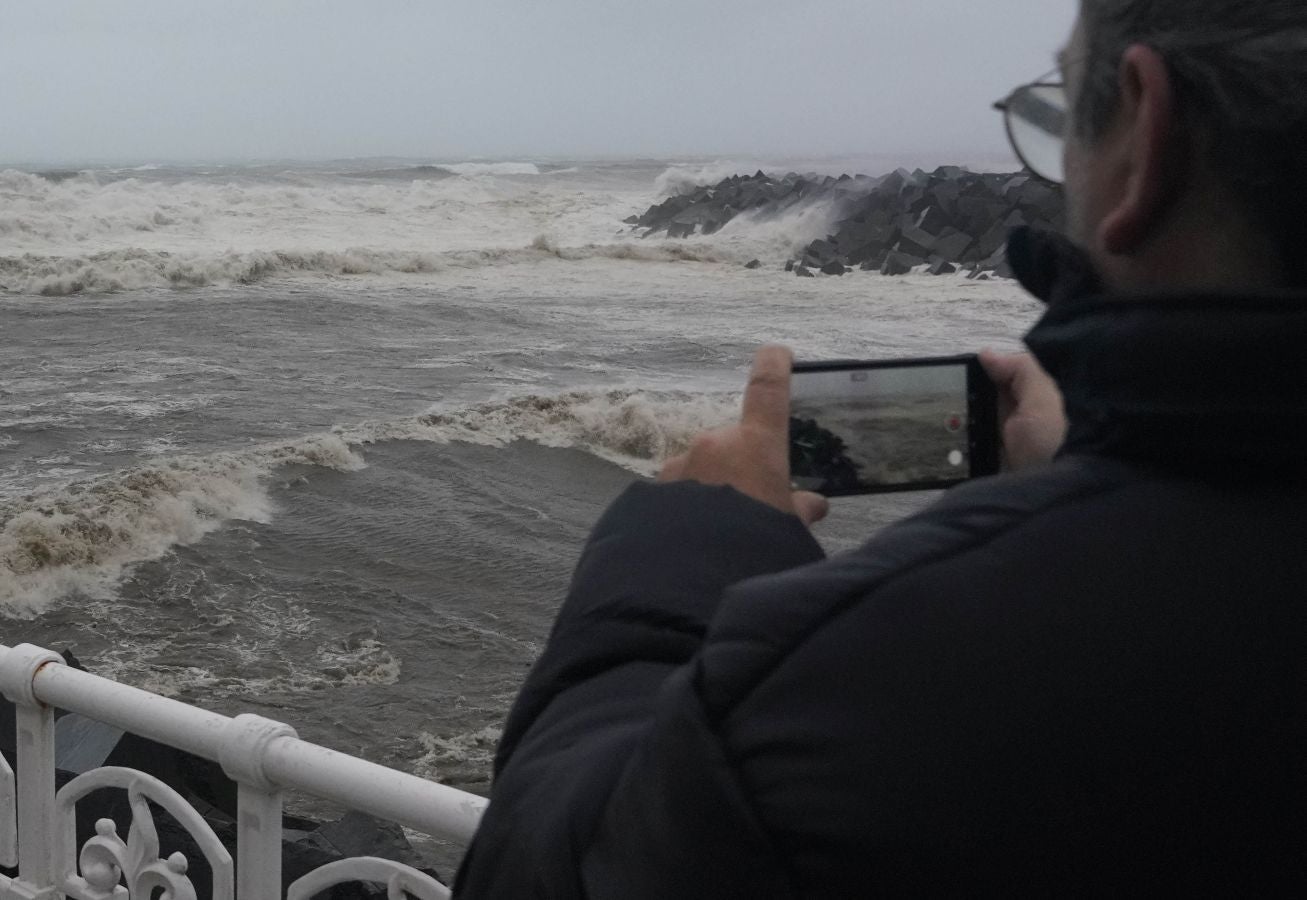 Las rachas de viento alcanzan los 135 km/ h y provocan numerosas incidencias