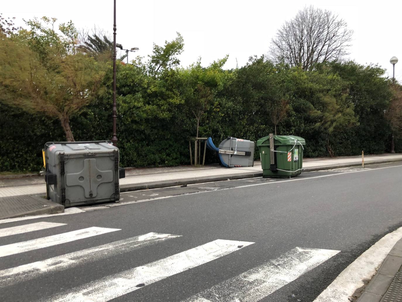 Las rachas de viento alcanzan los 135 km/ h y provocan numerosas incidencias