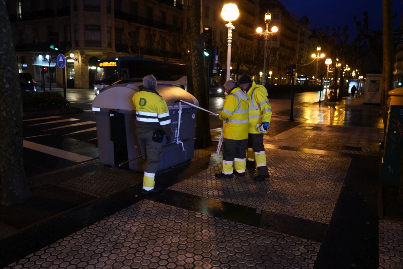 Las rachas de viento alcanzan los 135 km/ h y provocan numerosas incidencias