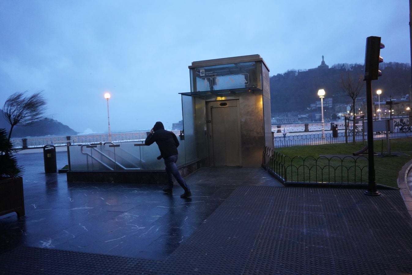 Las rachas de viento alcanzan los 135 km/ h y provocan numerosas incidencias