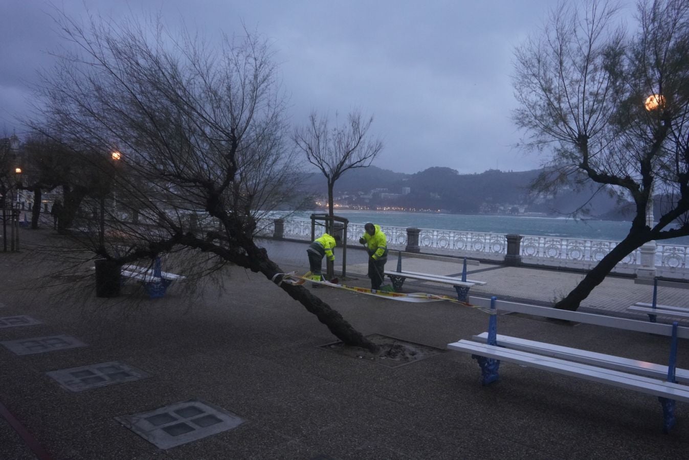 Las rachas de viento alcanzan los 135 km/ h y provocan numerosas incidencias