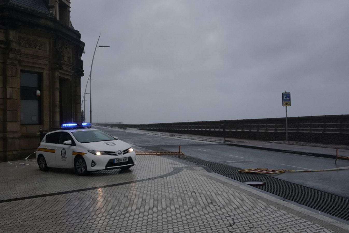Las rachas de viento alcanzan los 135 km/ h y provocan numerosas incidencias