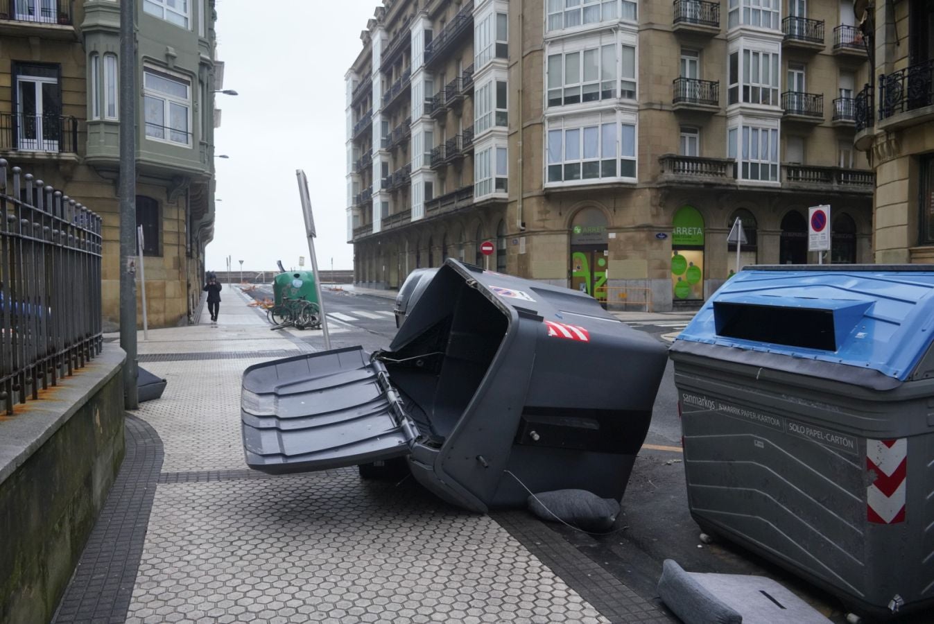 Las rachas de viento alcanzan los 135 km/ h y provocan numerosas incidencias