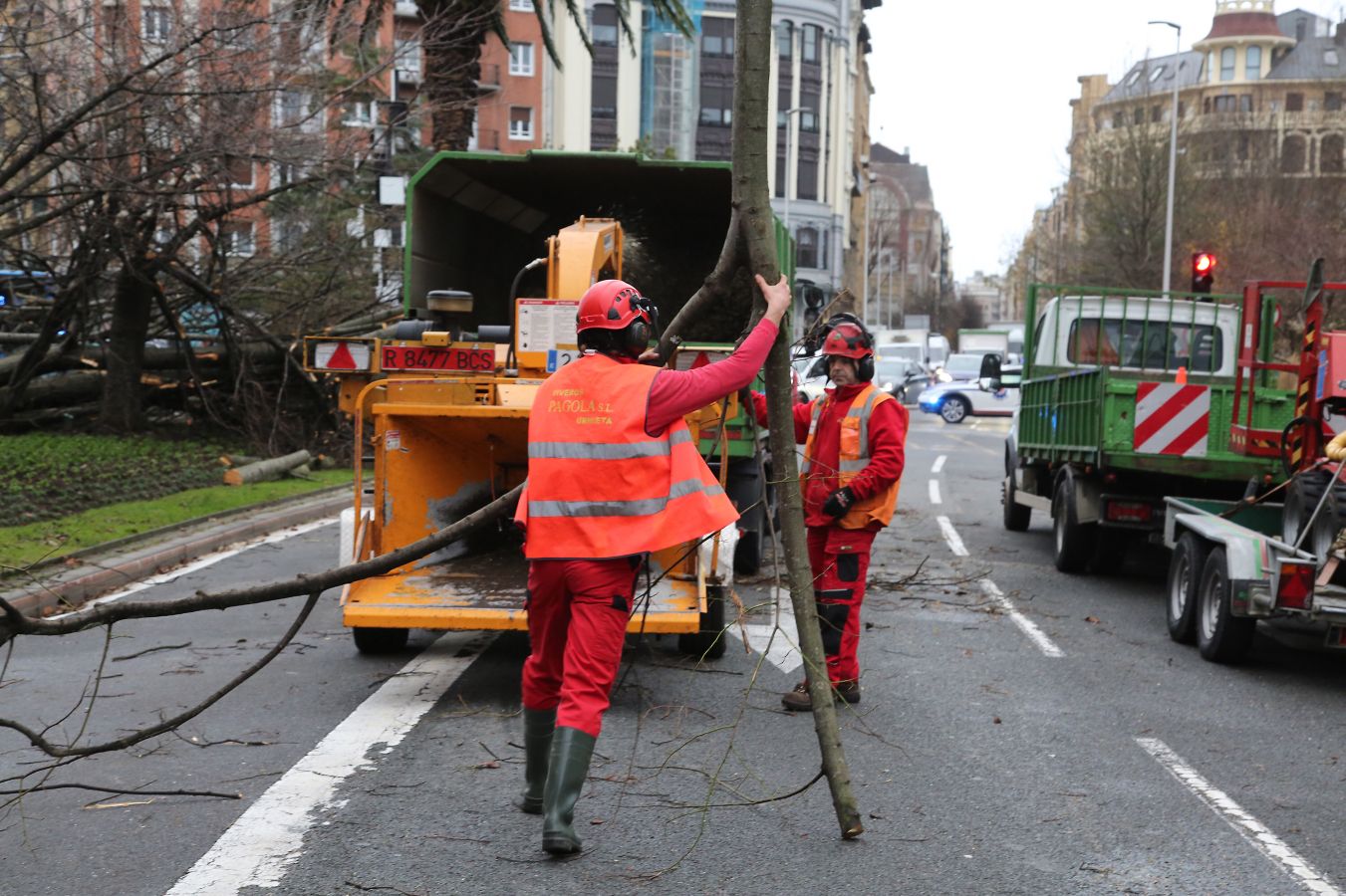 Las rachas de viento alcanzan los 135 km/ h y provocan numerosas incidencias