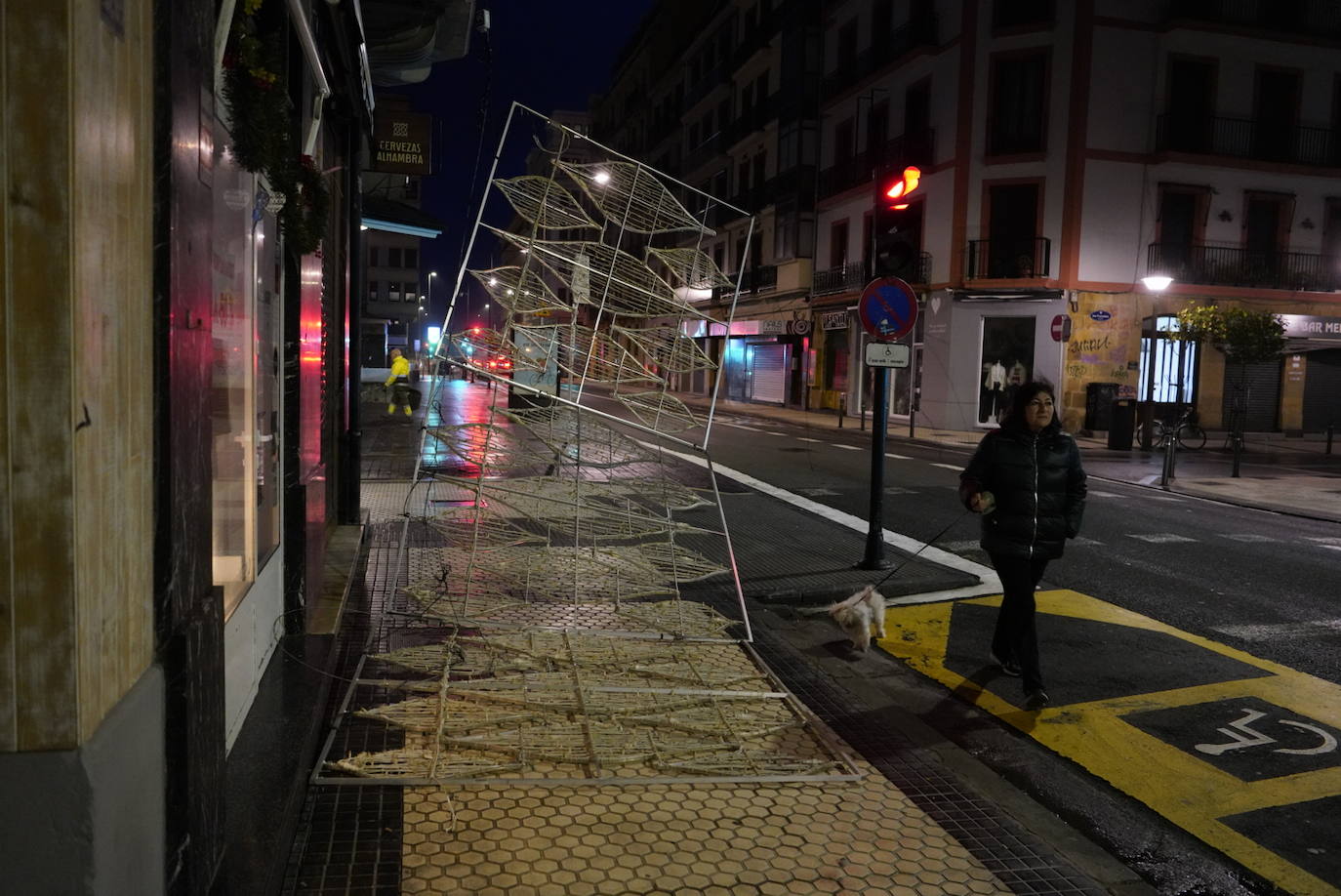 Las rachas de viento alcanzan los 135 km/ h y provocan numerosas incidencias