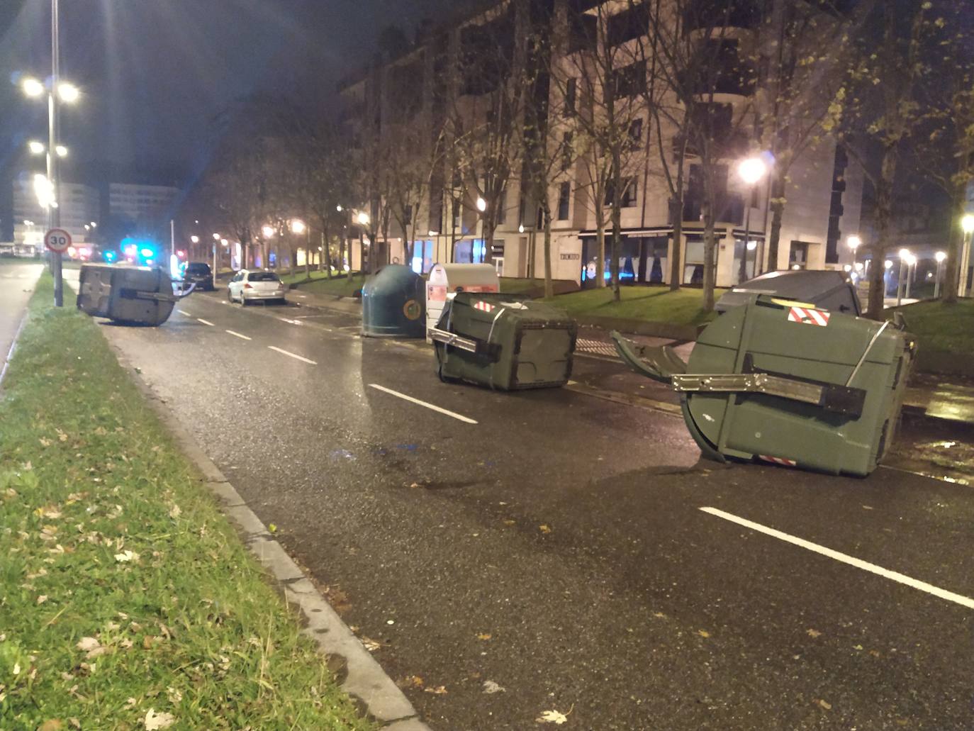 Las rachas de viento alcanzan los 135 km/ h y provocan numerosas incidencias