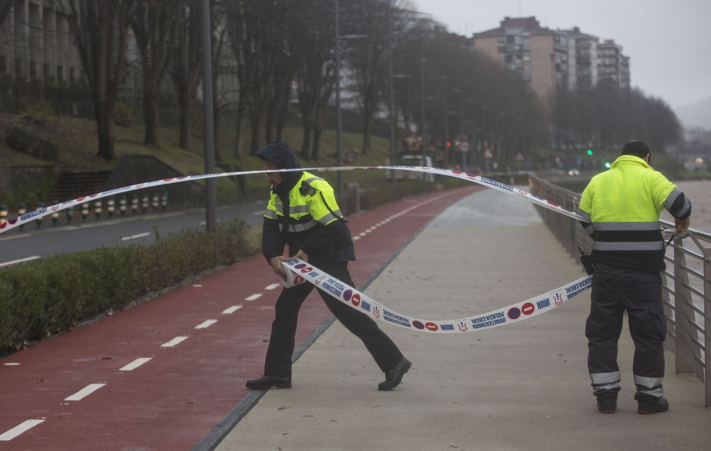 Las rachas de viento alcanzan los 135 km/ h y provocan numerosas incidencias