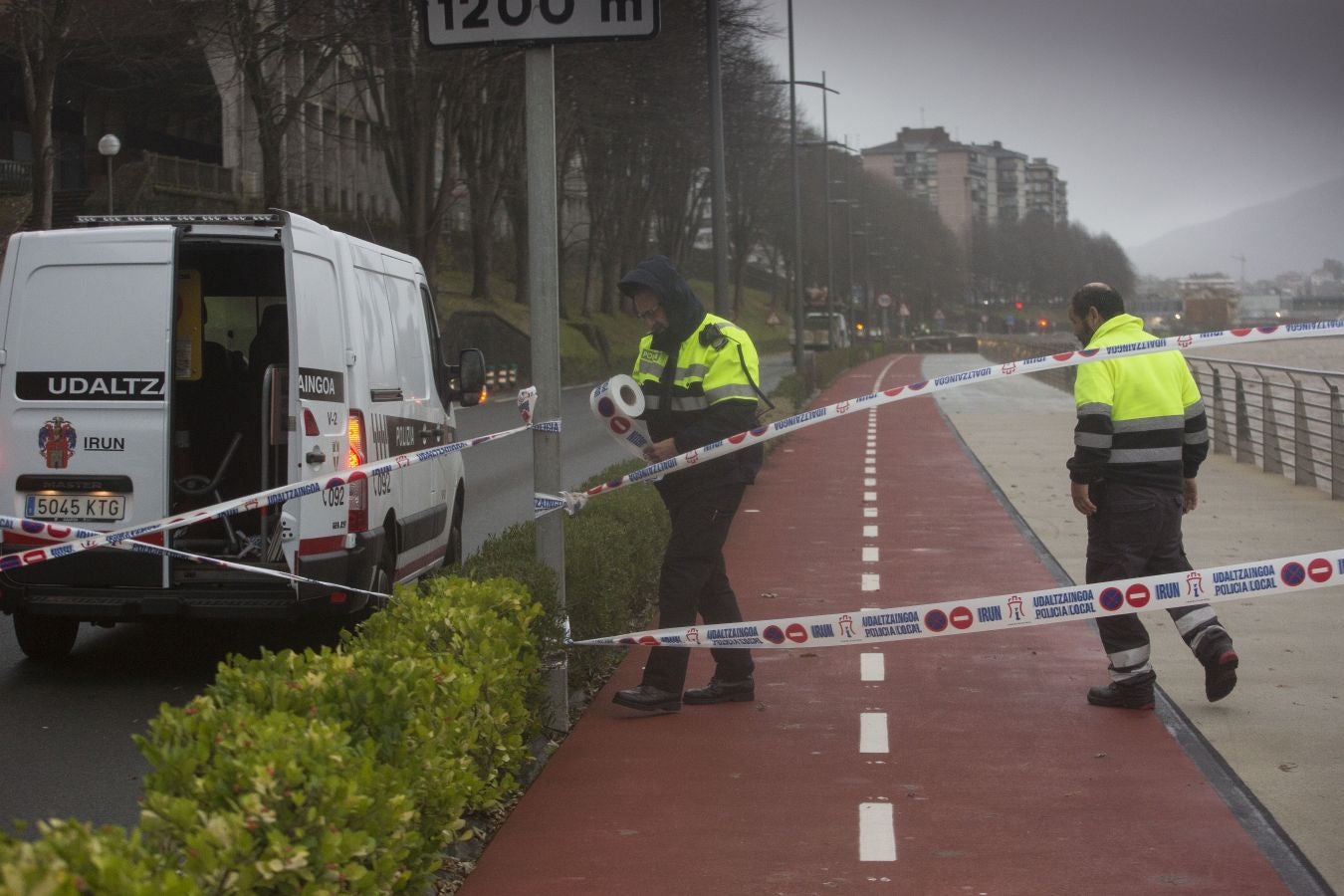 Las rachas de viento alcanzan los 135 km/ h y provocan numerosas incidencias